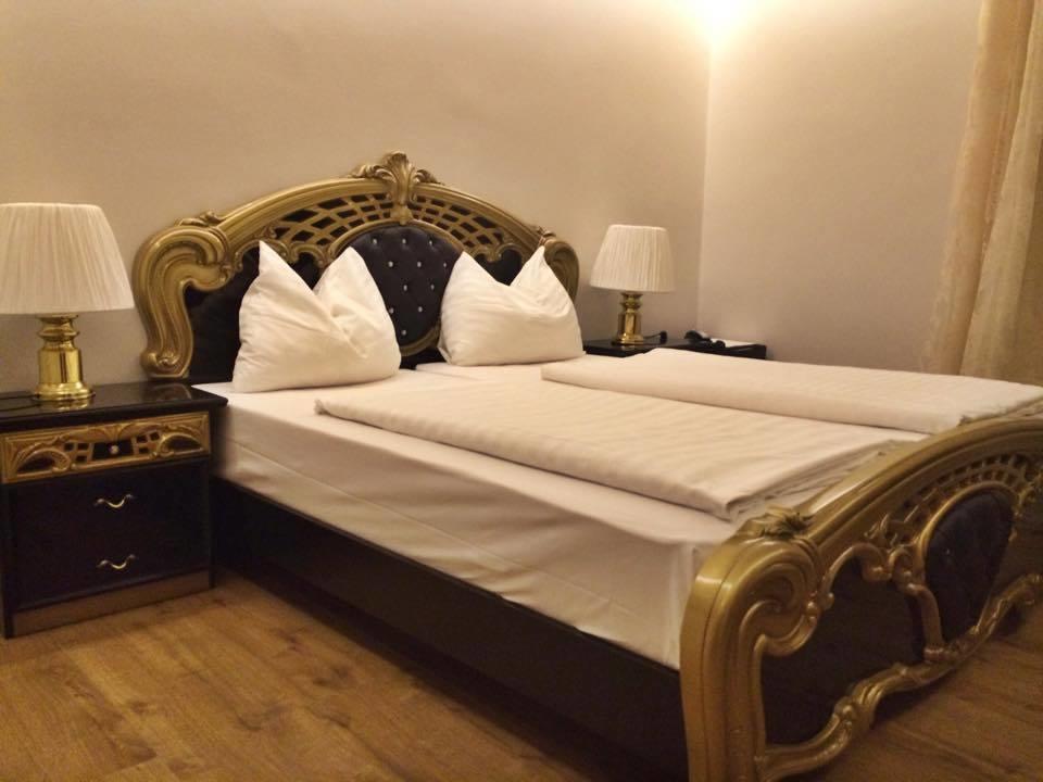 Stadthotel Restaurant Auerhahn Vöcklabruck الغرفة الصورة