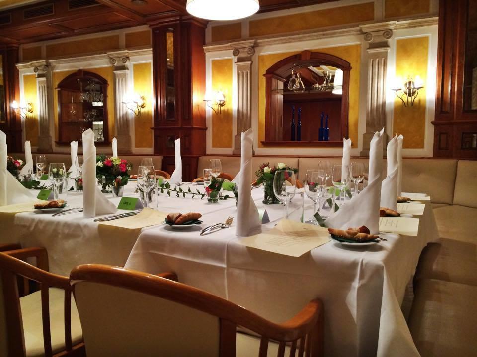 Stadthotel Restaurant Auerhahn Vöcklabruck المظهر الخارجي الصورة