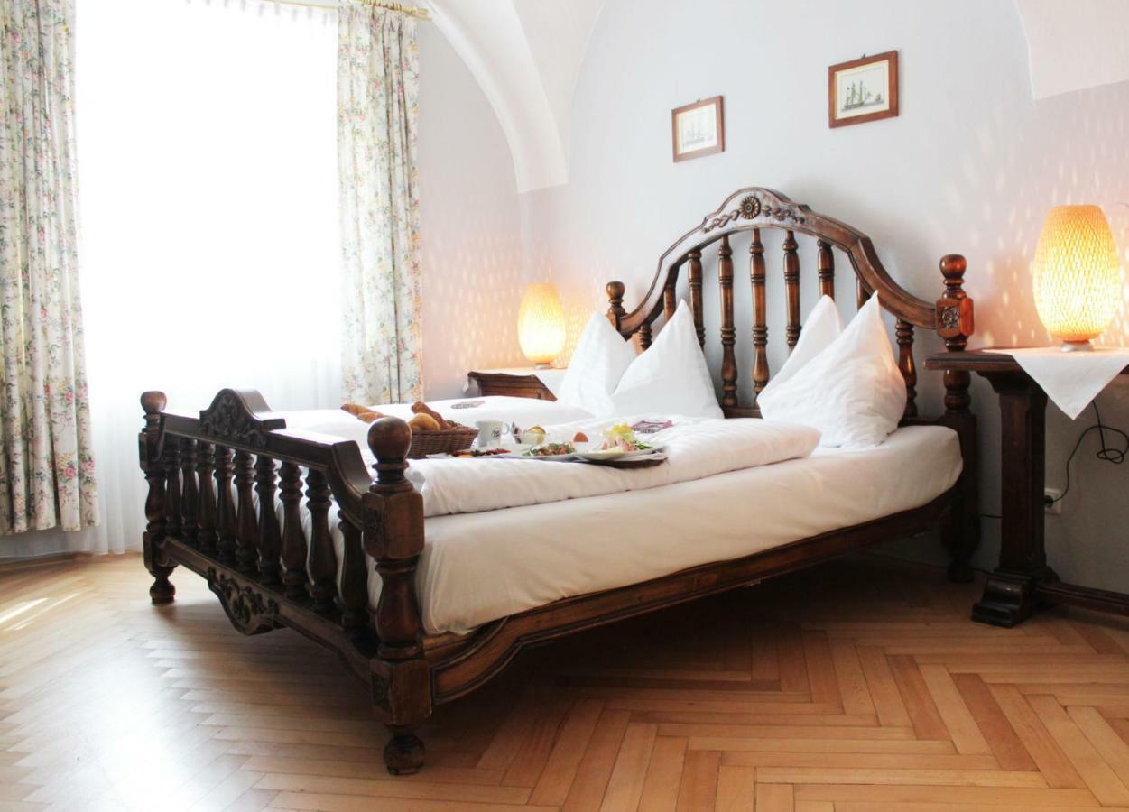 Stadthotel Restaurant Auerhahn Vöcklabruck المظهر الخارجي الصورة